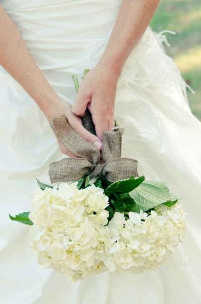 Bó cẩm tú cầu trắng sẽ nổi bật hơn với dải ruy băng khác màu. Bó cẩm tú cầu trắng sẽ nổi bật hơn với dải ruy băng khác màu.